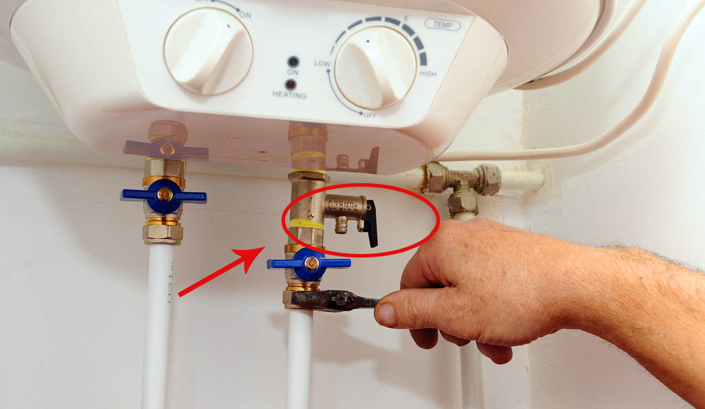 而在热水器的下方,其实就有一个具备泄压功能的东西,即: 泄压阀.