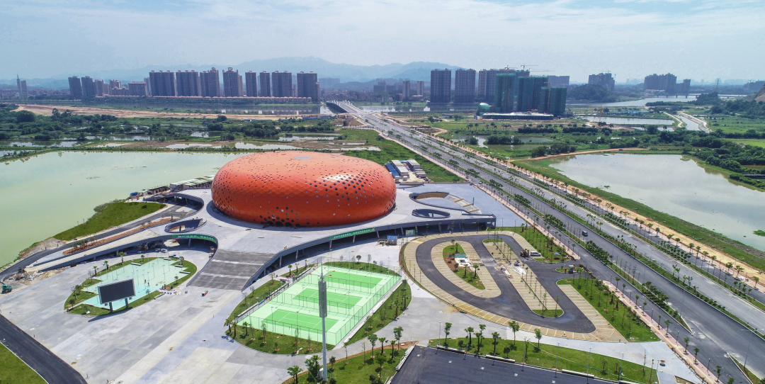 四会鸟瞰(图片来源:四会市人民政府) 塔吊林立的建设工地,日新月异