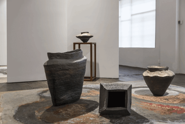 吴昊宇 破立系列作品而吴昊宇用土,火与石作为媒介,跨越时空,与历史