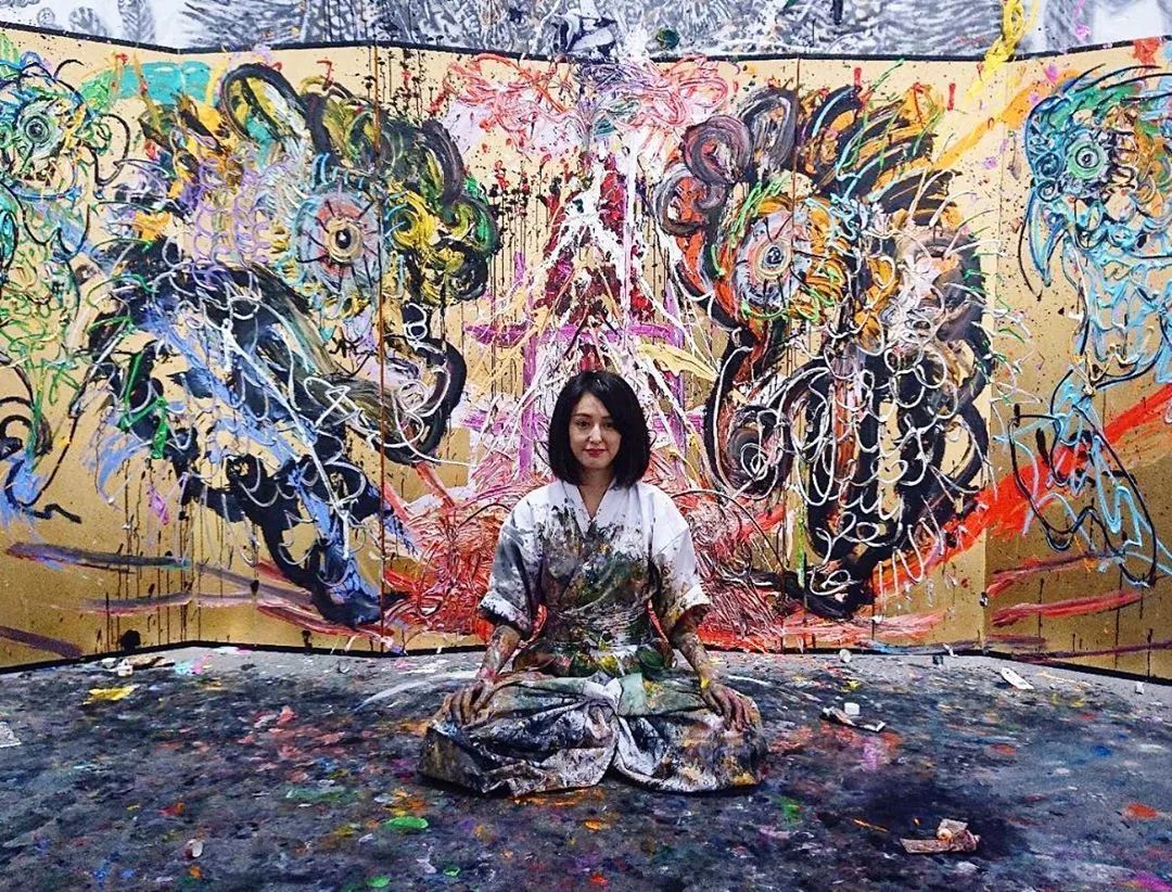 就是一个表演现场,与其他艺术家不同,小松美羽每次作画都充满仪式感