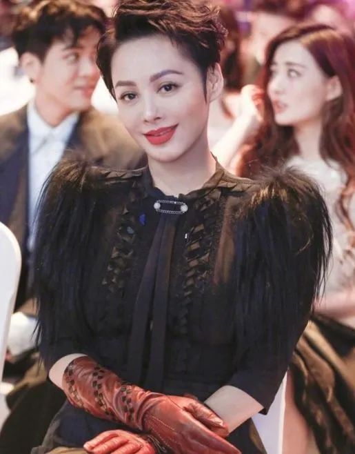 被姜文仰望,甩张国荣耳光,48岁"乘风破浪",她是怎么美