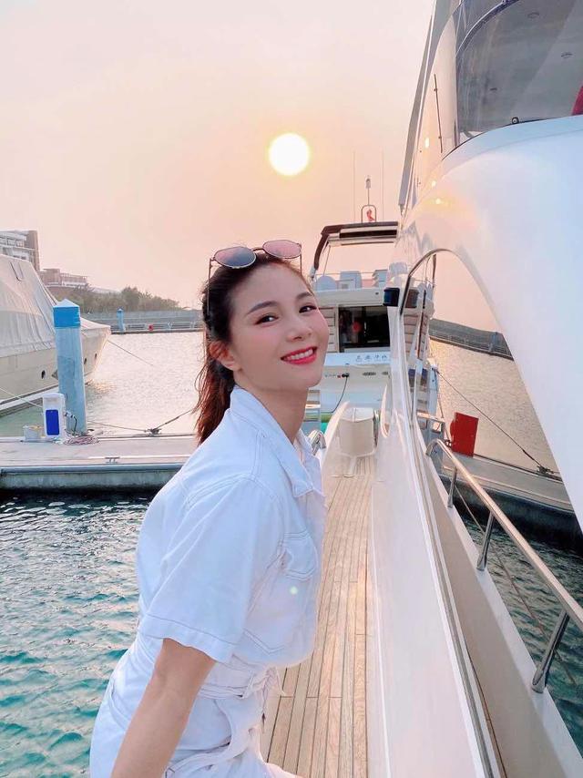 何姿坐游艇去度假,穿白色连体短裤配露脐内搭,简直是时尚教科书