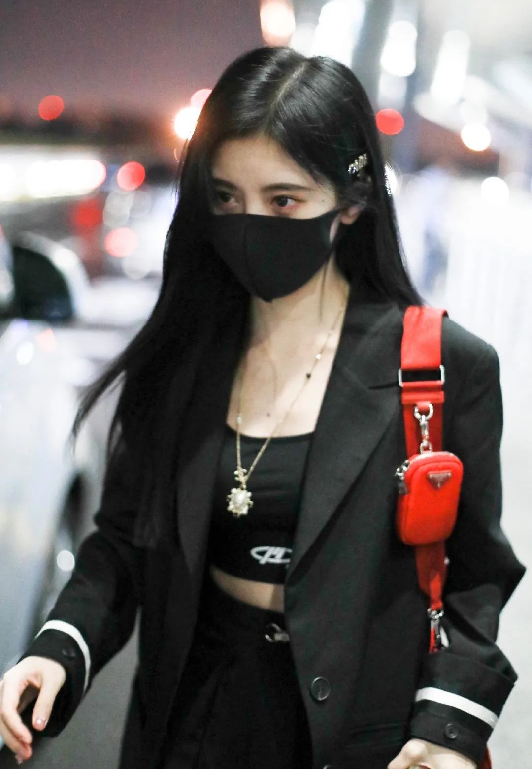 鞠婧祎不走甜美风,一身全黑造型酷感十足,染回黑发更是帅气十足