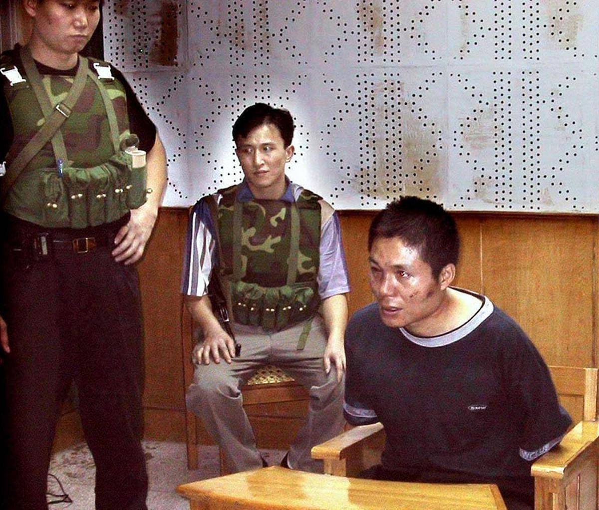 1999年悍匪张君抢劫武广,正遇晚报记者经过,冒死拍下照片