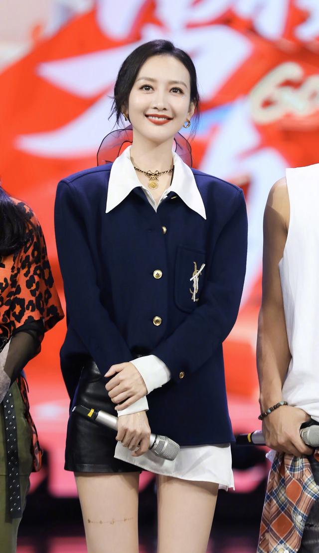 37岁王鸥竟这么有少女感!一身蓝色学院风制服,展现完美双腿