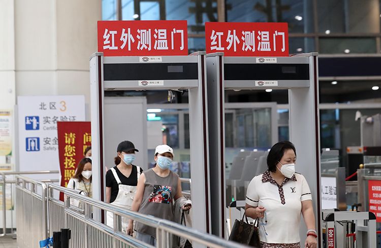 新京报记者在北京南站看到,车站内客流减少,所有旅客都需测温才能进站