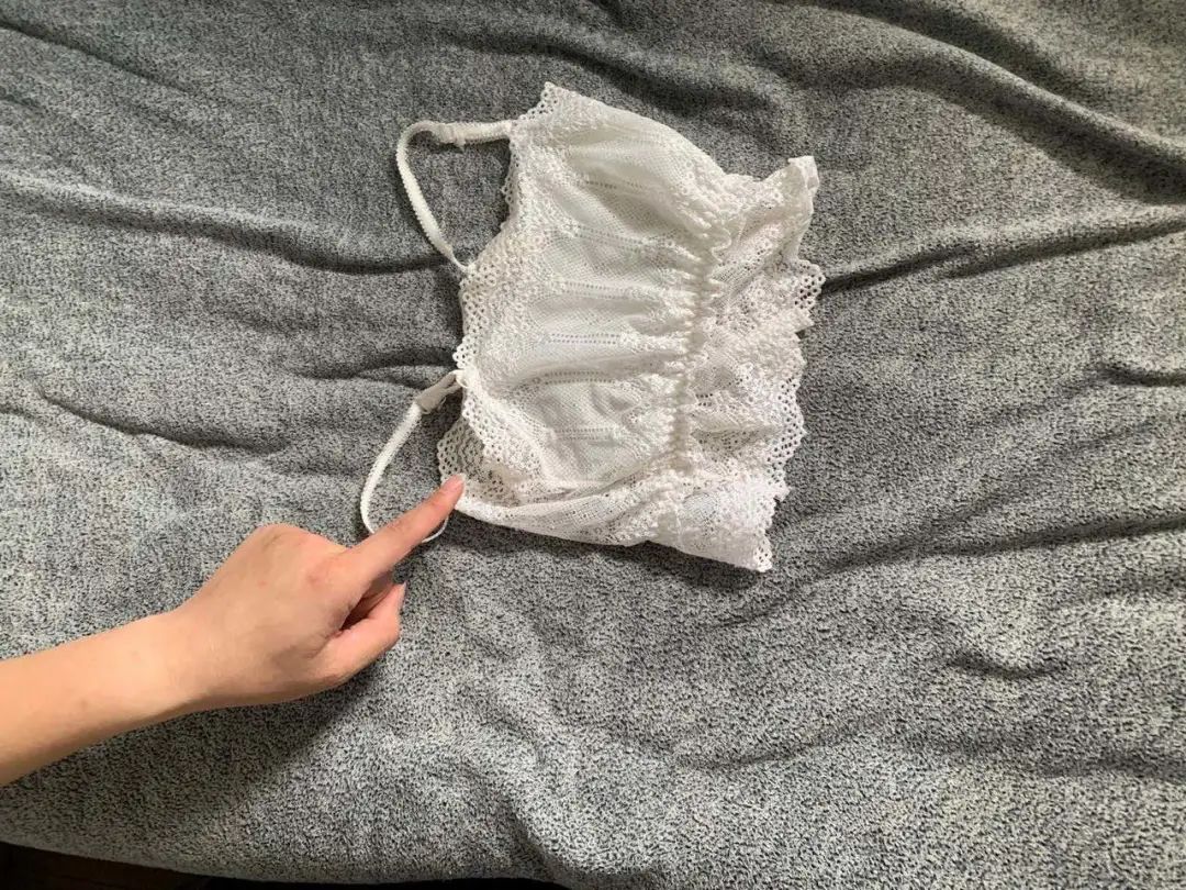 而刘某某所在的公司宿舍也在这幢楼,疫情期间,刘某某的房间从15楼调整