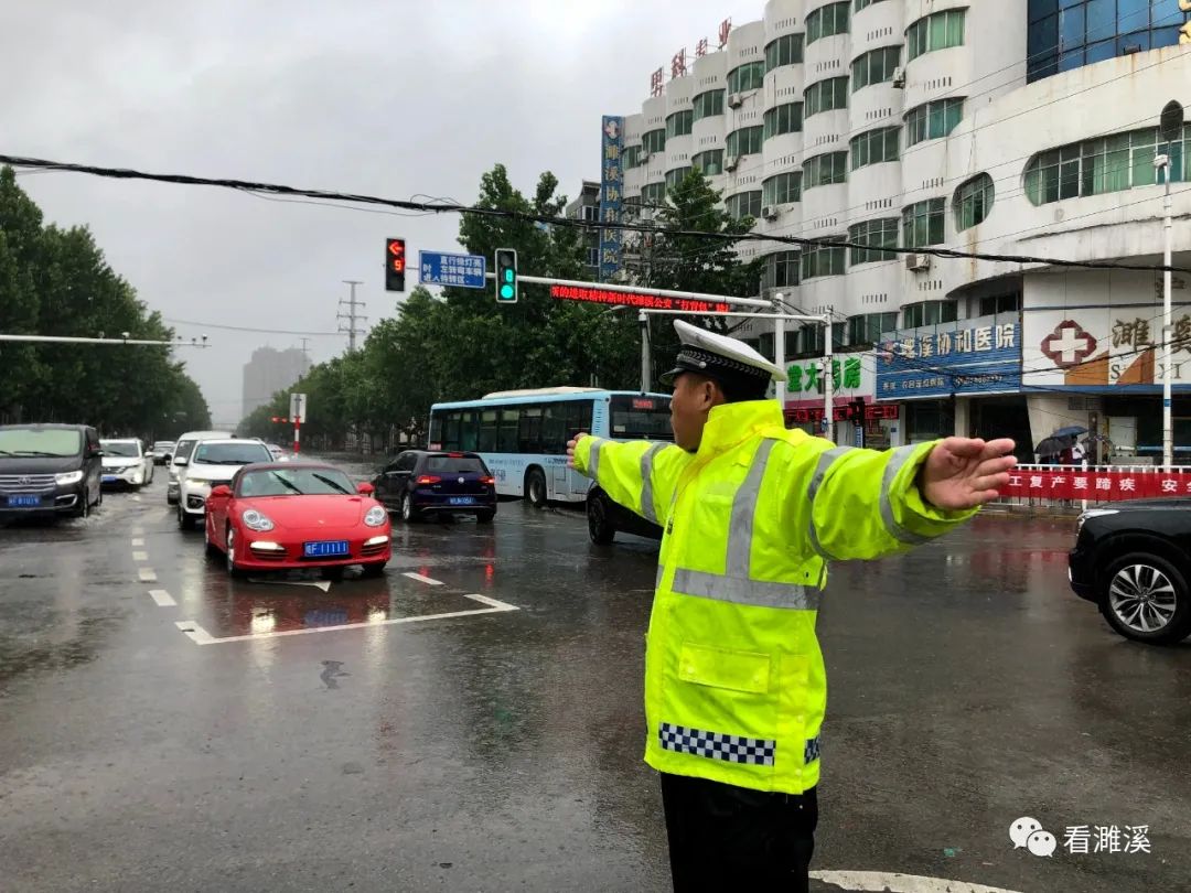 交警冒雨指挥交通 加强路面巡逻管控