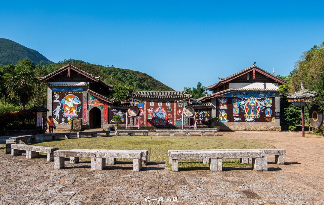 云南丽江有个东巴谷,女人干粗活,男人在家看书,现为旅游胜地