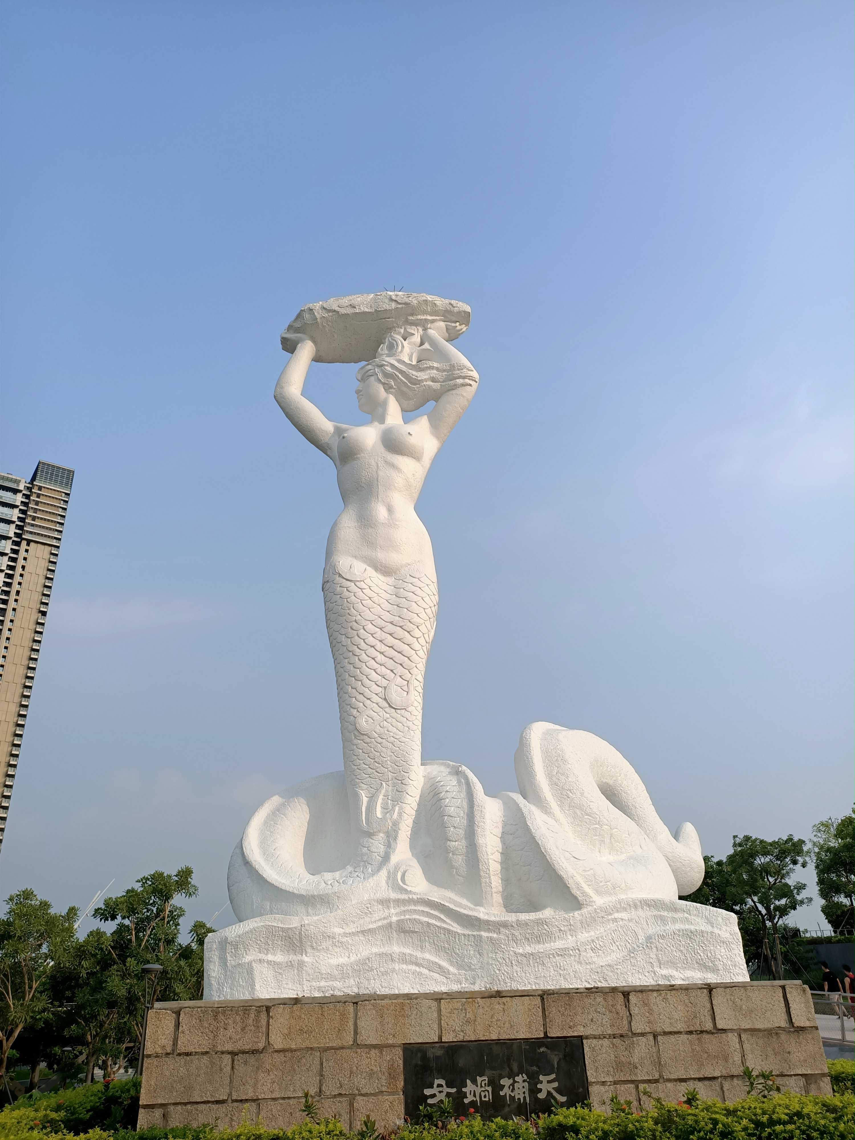 实拍深圳海上世界女娲雕像,网友:这真的是女娲?恕我孤
