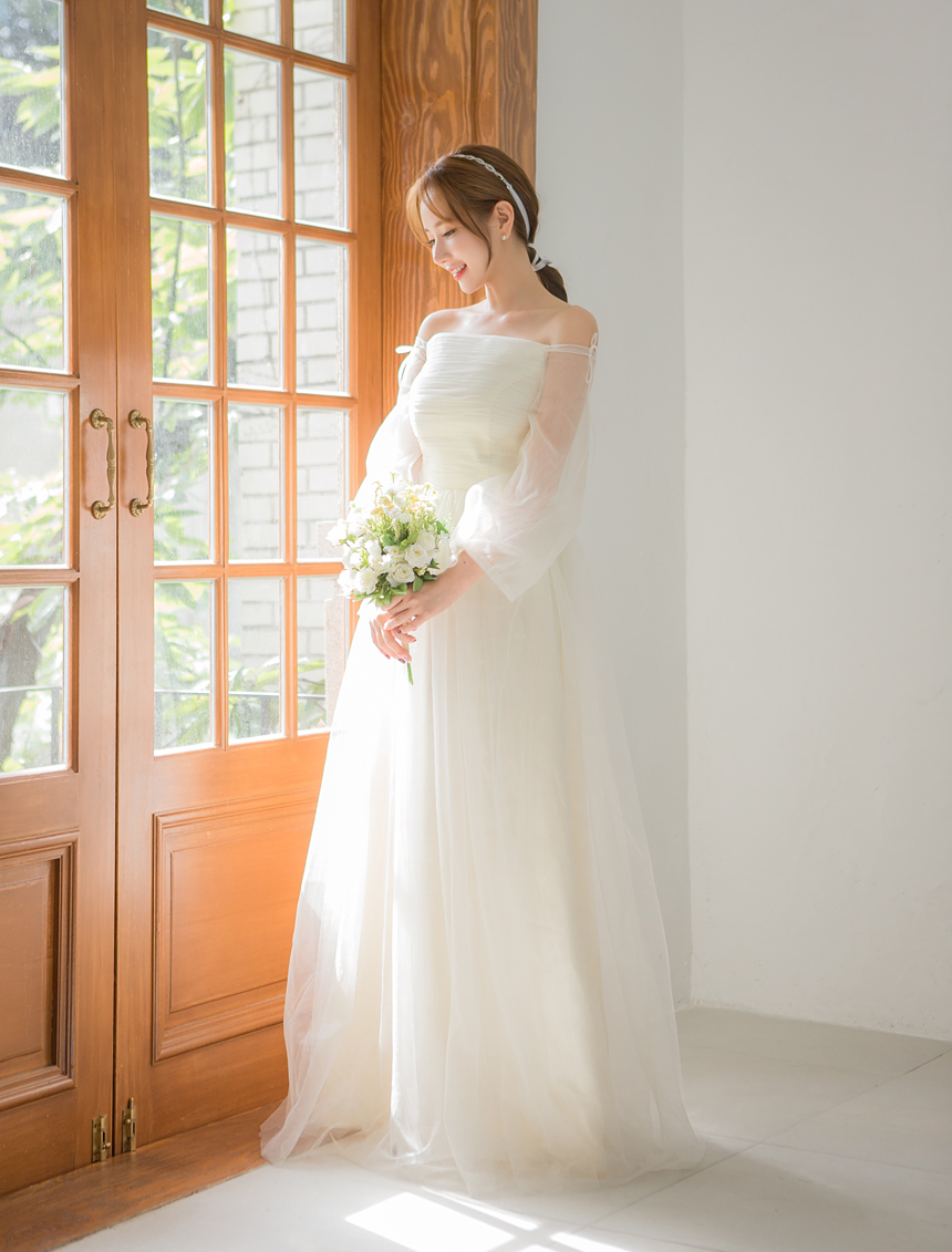 美美婚纱与夏日最搭了!美女这身洁白的一字肩礼服,而