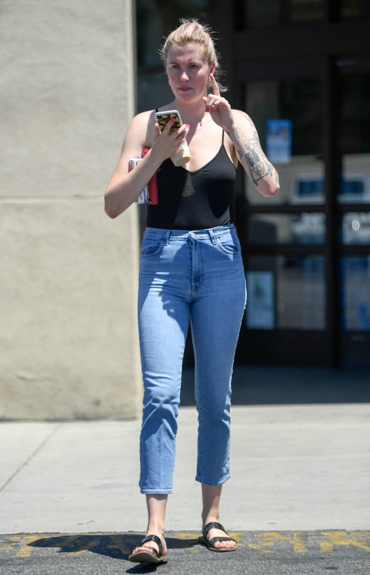 爱尔兰·鲍德温(ireland baldwin)边聊手机,边划手势,表情很可爱.