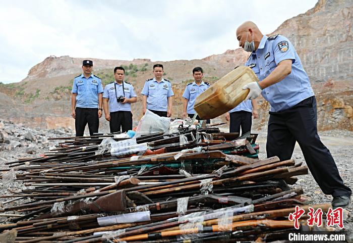 当天,警方共计销毁自制砂枪,气枪329支,枪管16支