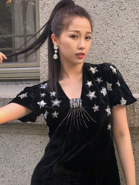 许佳琪破与虞书欣不合传闻,成团19天后,拍照姿势完全"