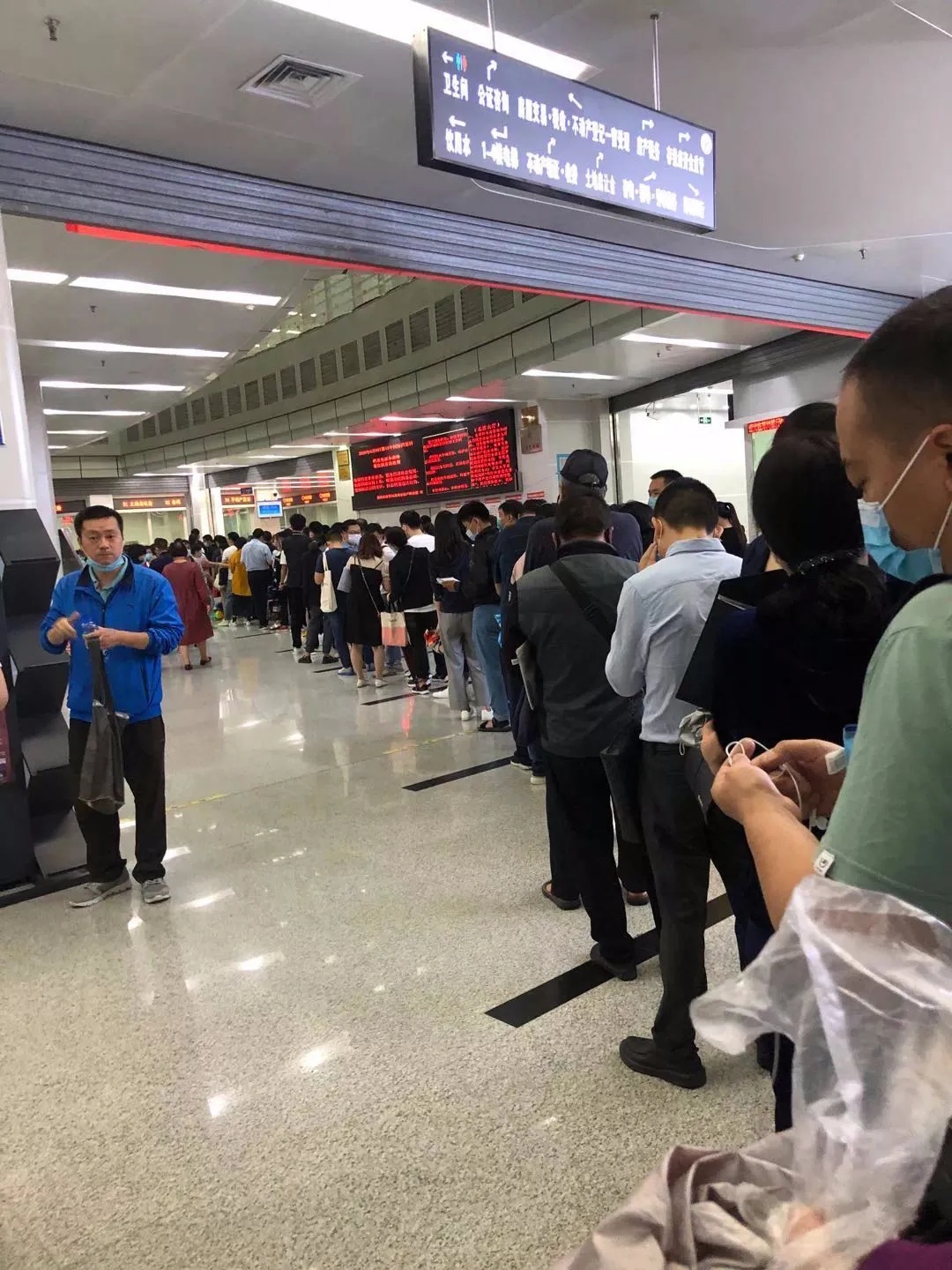 以至于置业顾问在朋友圈扎心点评, 如果不是因为契税减免政策,你永远