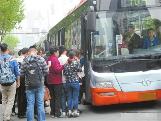 公交车人挤人,算不算超载?交警说出权威答案终于明白了