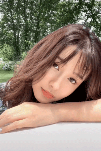 张子萱晒自拍又萌又美,头顶发量却明显稀疏,两胎辣妈不易当