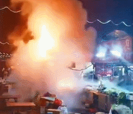 准备大赚一笔 幸亏附近几名摊主反应够快 第一时间拿灭火器合力将火