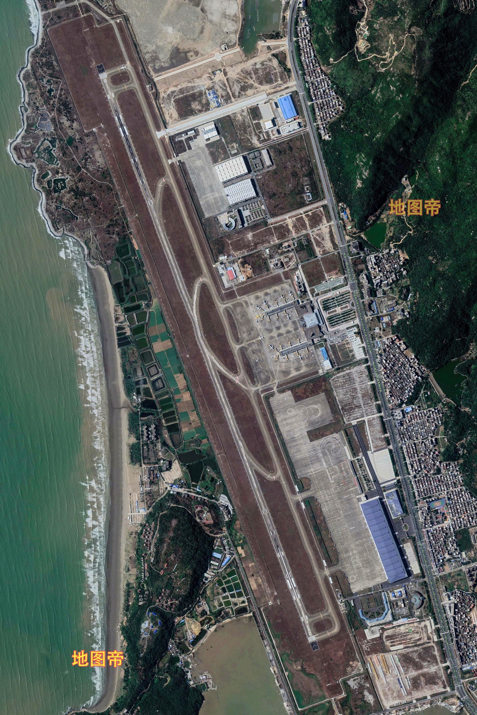 航拍珠海金湾机场,广东省第三大机场,跑道4000米国内少见
