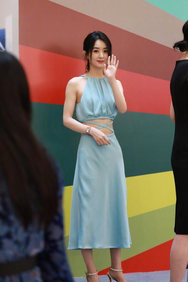 赵丽颖出席活动,都在夸腰细状态美,谁注意到她脚脖子了?