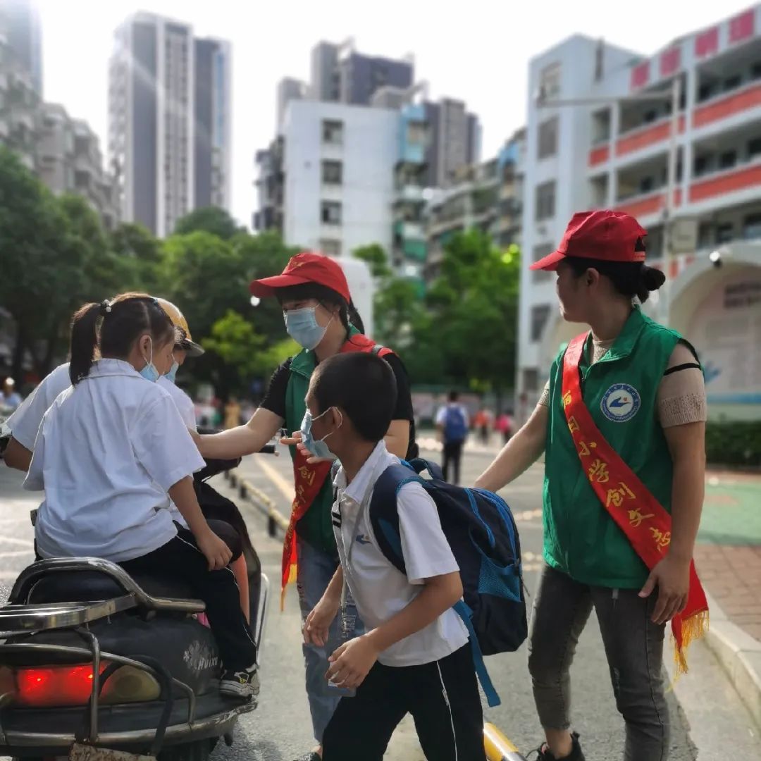 风里雨里,守护你——记丽日小学家长志愿者服务队志愿