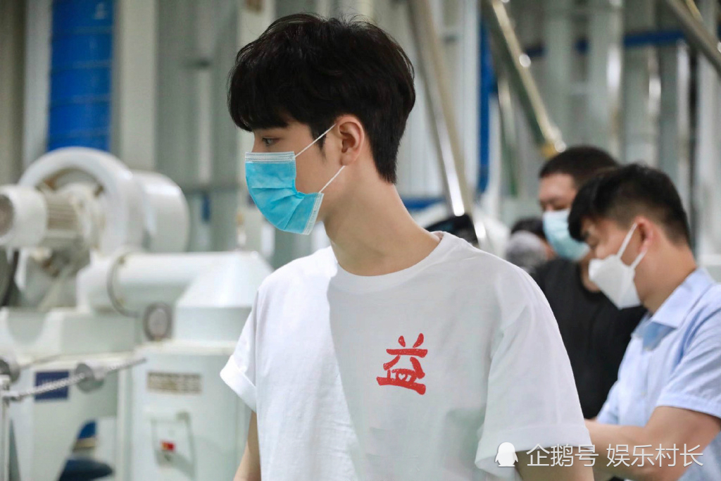 肖战公益后专访眼圈泛红,自嘲