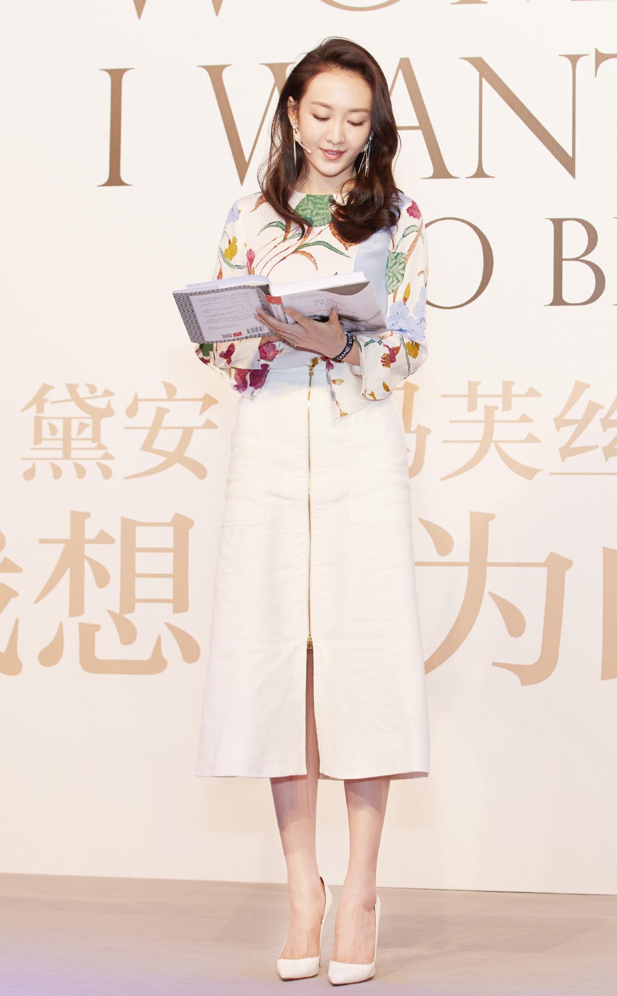 王鸥真是豁出去了,37岁还穿女团服装嫩,不料"豆腐腿"更加抢镜