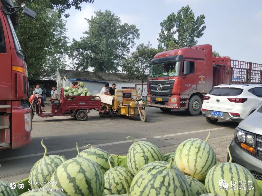 发生交通事故 一辆大货车行驶中突然撞到一辆 拉西瓜的电动三轮车