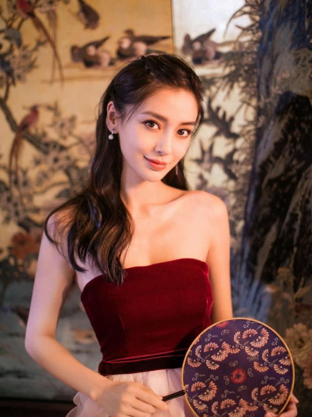 angelababy出席某发布会,身穿抹胸长裙,宛如古典美人