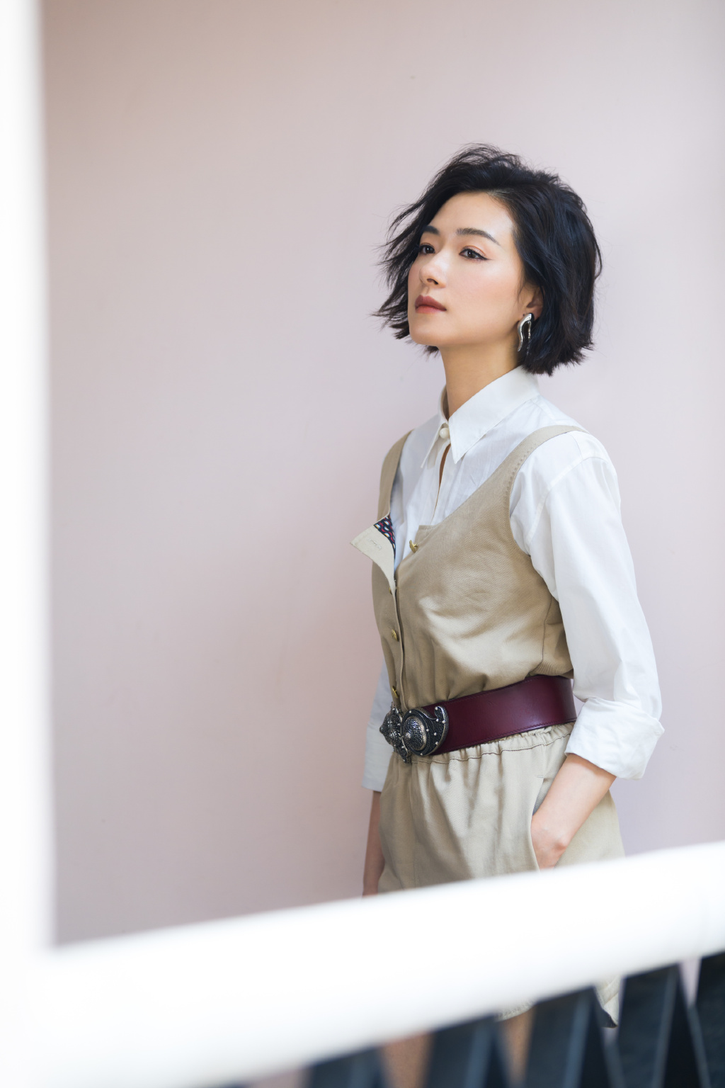 不愧是"姐姐们"最爱的万茜,穿白衬衫配无袖连体裤,辣妈变少女