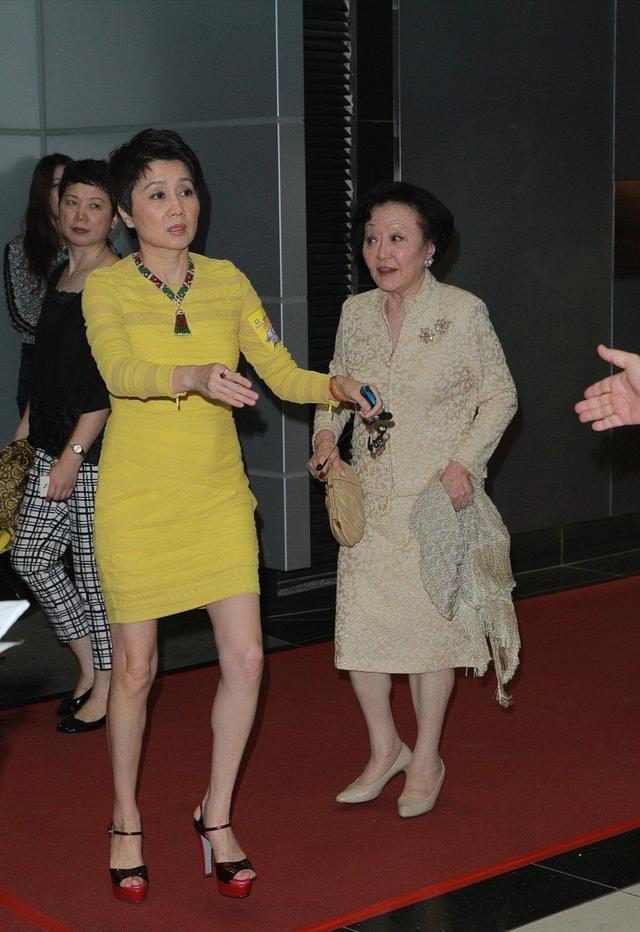梁安琪不愧是赌王四太,60岁还敢穿黄色紧身连衣裙,配短发好年轻