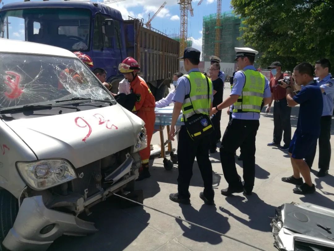 潮安交警组织开展道路交通事故救援应急演练