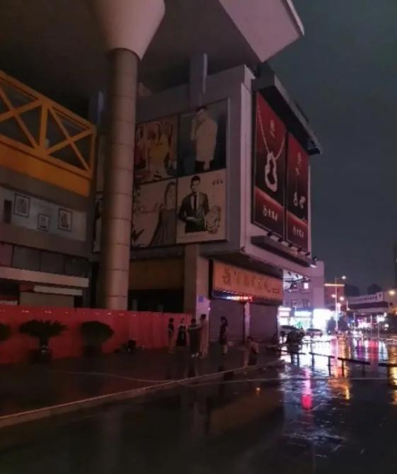 深圳宝安著名的星港城购物中心倒闭了,房价上涨背后,是谁在赚钱
