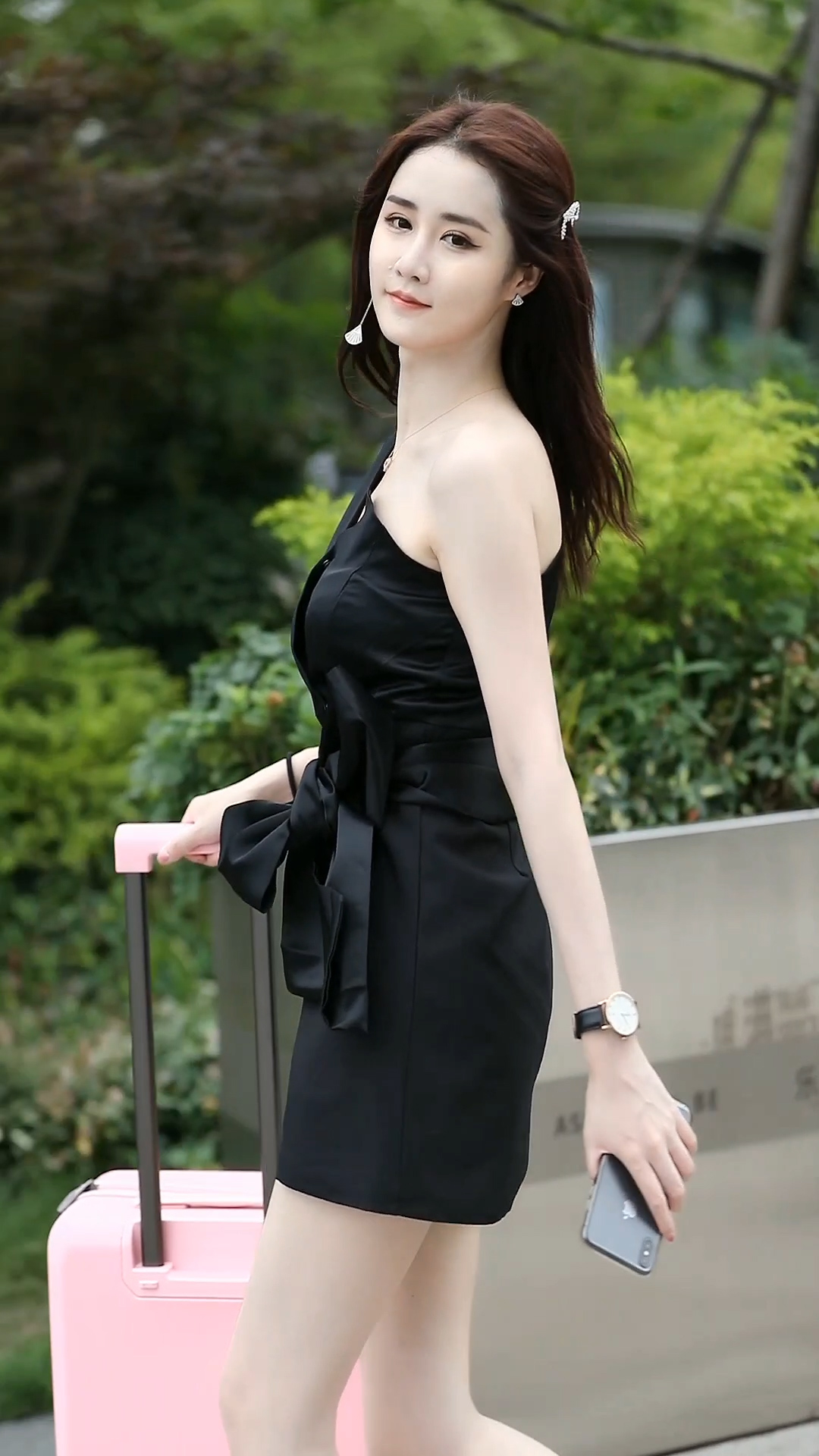 黑色连衣裙下的气质美女,只需一双高跟鞋,修饰绝佳好身材