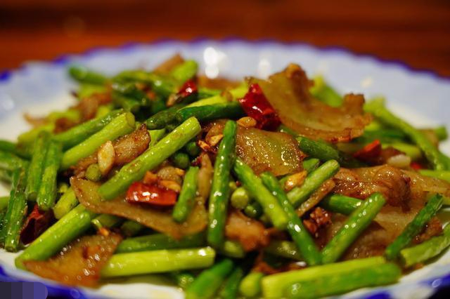 【家常炒蒜苔】: 食材:蒜苔,干辣椒,生姜,白糖,味精,食盐,油.