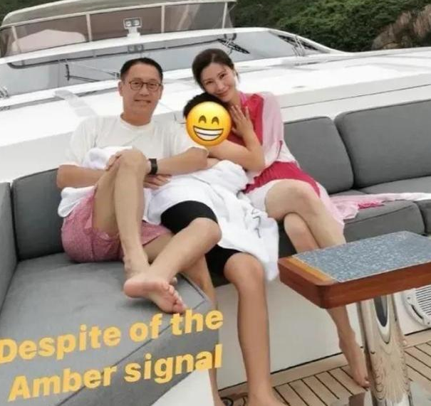李嘉欣与9岁儿子合照再登热搜,越界亲情惹争议,网友:出格的爱