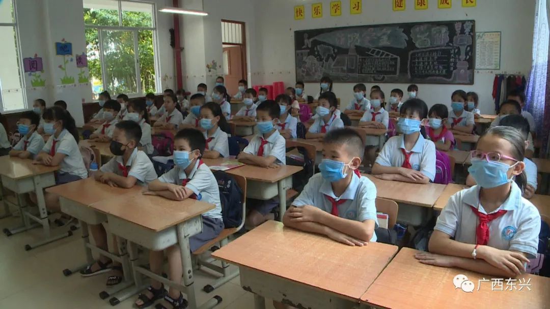 东兴市组织中小学生收看防城港市"防溺水红领巾志愿者