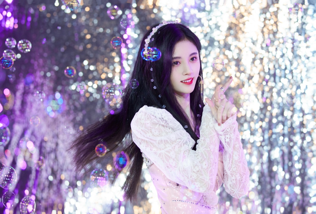 鞠婧祎粉色亮片裙配蕾丝内搭,甜似小公主,配珍珠发箍少女极了