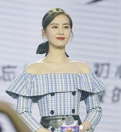 同是扎蝴蝶结发带,33岁刘诗诗和32岁赵丽颖,谁最美一眼看出!