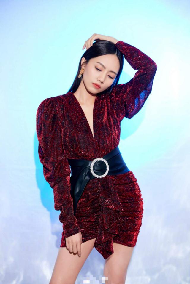 过气女歌手刘惜君终于惊艳,穿酒红丝绒裙复古优雅,直角肩真迷人