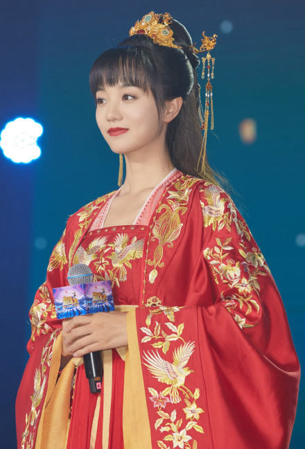 《离人心上》新海报,郑业成古装俊美霸气,女主胡意旋红衣绝美