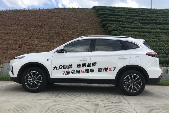 10万元想买"德味"十足的中型suv,江淮嘉悦x7"拍了拍"你