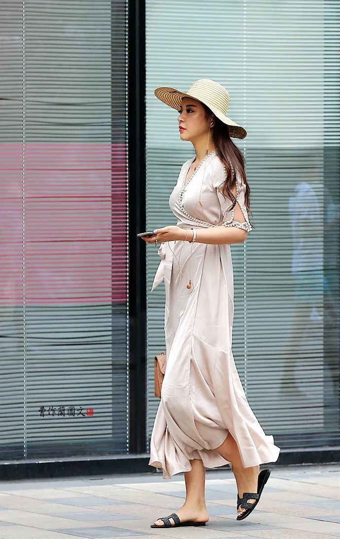 街拍:真丝缎连衣裙美女,用精致打磨自己