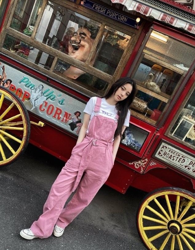 欧阳娜娜私服太有品味!绿色t恤搭配黑色长裤好随性,青春少女