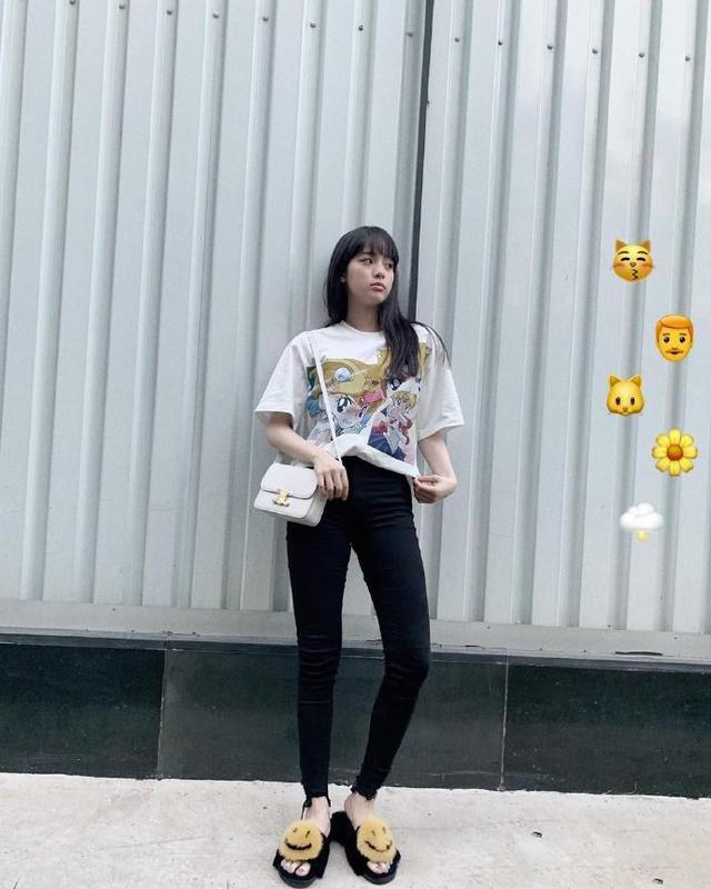 欧阳娜娜私服太有品味!绿色t恤搭配黑色长裤好随性,青春少女