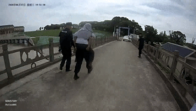 马上背起老人向警车走去 高温暴晒 300米的距离 每一步都极其耗费体力