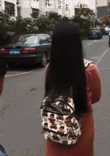 搞笑gif段子:随机砸中一名幸运同学!