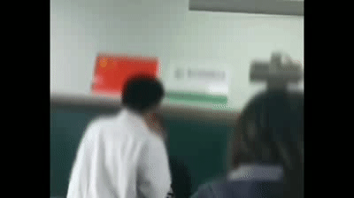 20日,绿然国际学校发布通报,称学校初中教师杨某彬体罚学生情况属实