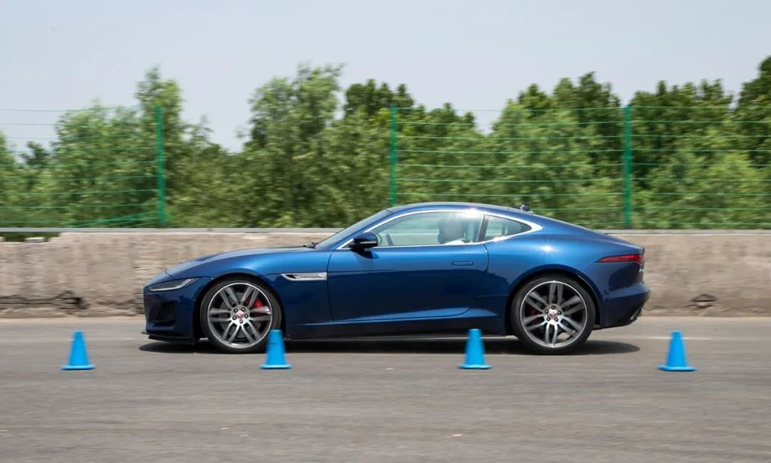0t 8at 四驱,颜值不输保时捷,试驾捷豹f-type