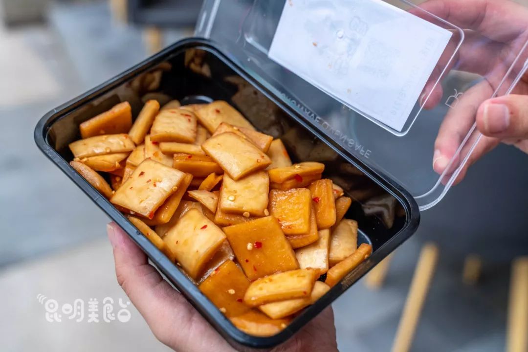 昆明一日卖半吨的传奇泡菜,捡到奇书发明此味,从白天排队到深夜